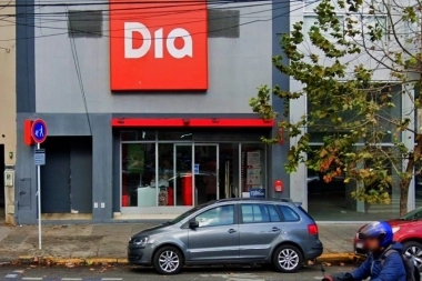 Tres violentos delincuentes asaltaron un supermercado lleno de clientes