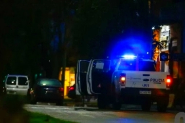 Desde un auto en movimiento y con balazos, asesinaron a un joven y otro está en grave estado