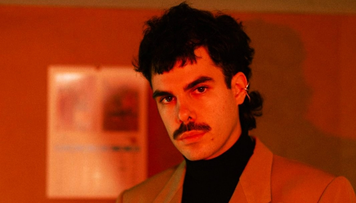 Entre sombras, Cikes espera al futuro en su debut solista: Sala de Espera