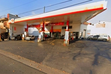Los motochorros fueron primeros: a los tiros le robaron la moto cuando ingresó a cargar combustible