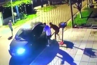 Le robaron el auto a la madre, se quedó trabado en la puerta y lo arrastraron una cuadra por el pavimento