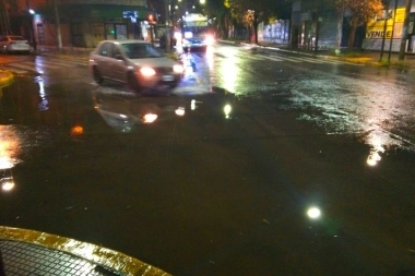 A Noe le robaban el Arca: en el peor momento de la tormenta, dos sujetos sustrajeron un auto estacionado