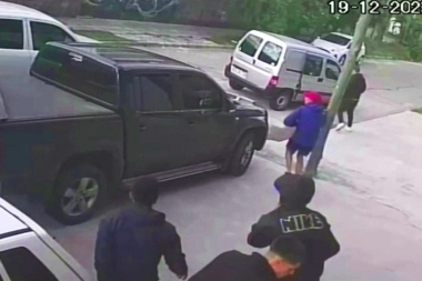 Raid delictivo: al menos siete adolescentes robaron dos camionetas 4x4 en cinco minutos