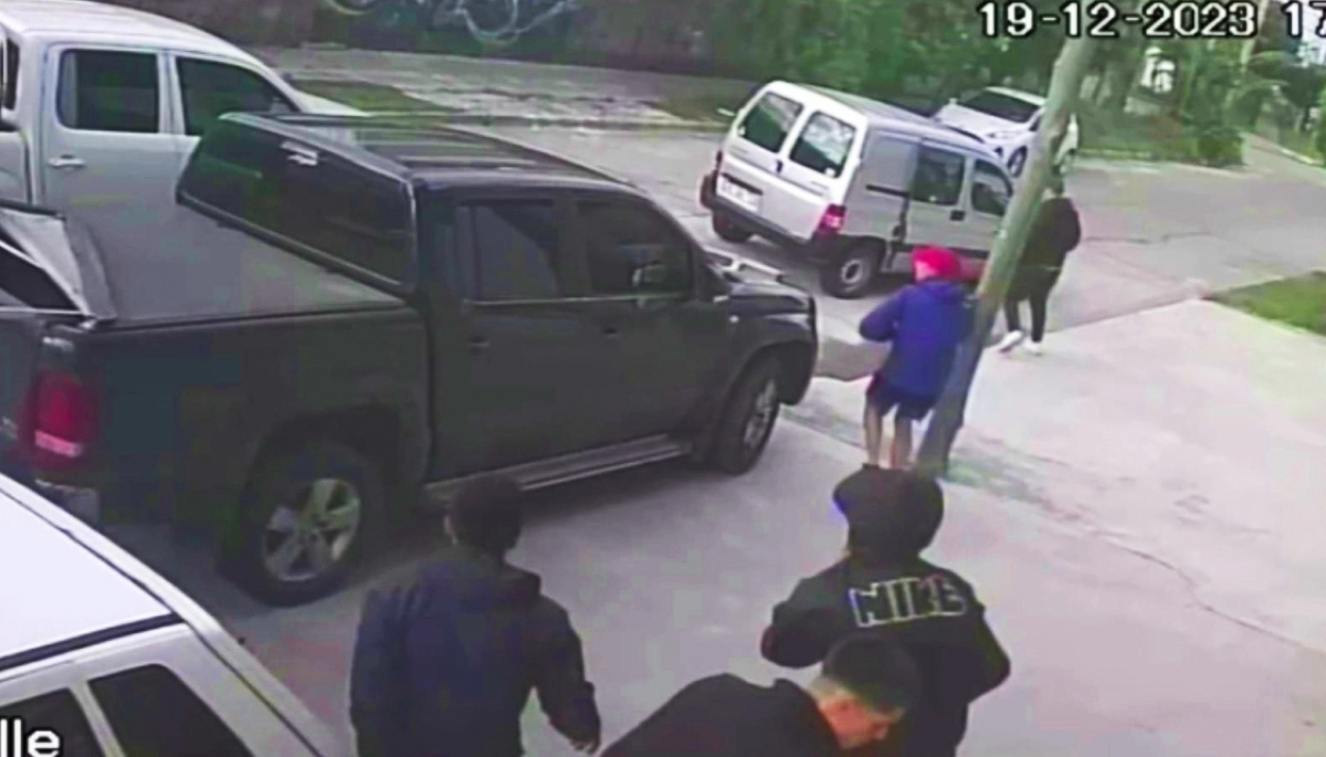 Raid delictivo: al menos siete adolescentes robaron dos camionetas 4x4 en cinco minutos