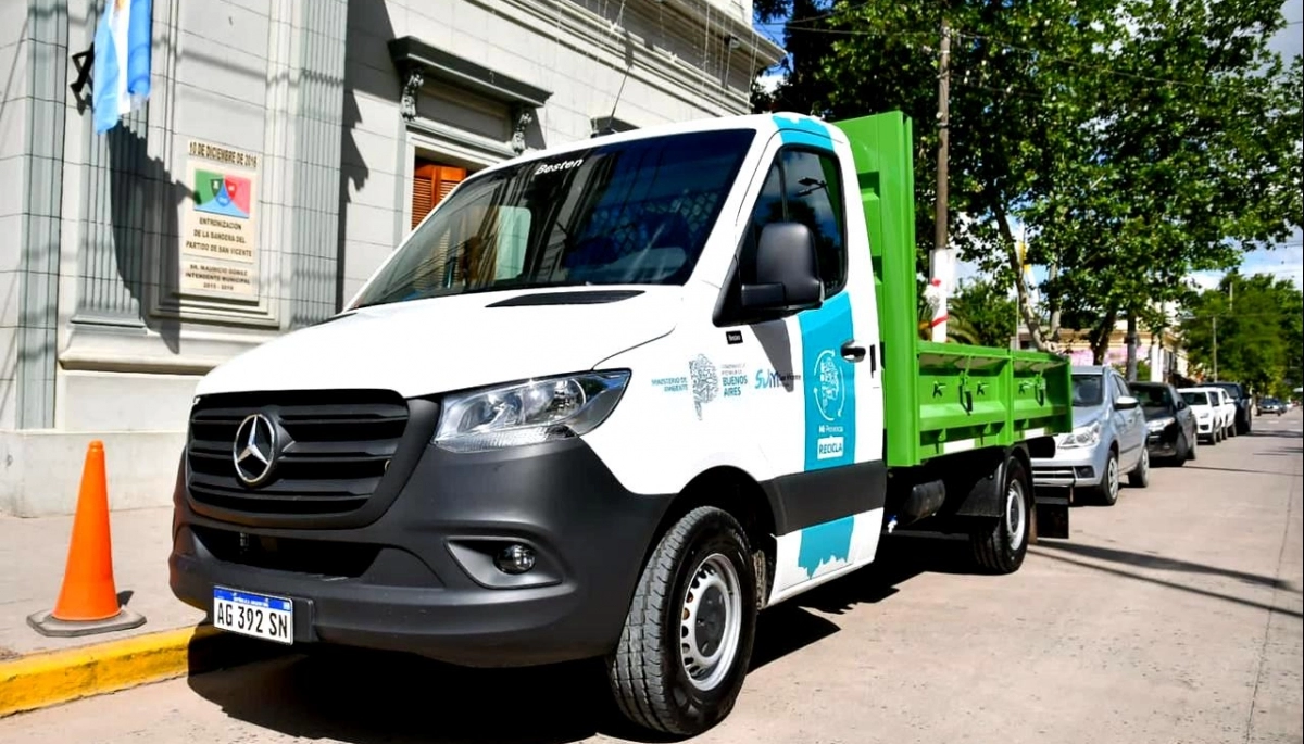 Mantegazza y Vilar entregaron un moderno camión para fortalecer el sistema de reciclaje local