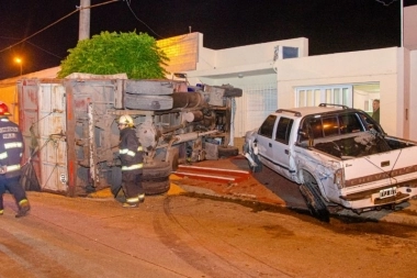 Hurtó un camión cargado con maíz, lo chocó, volcó y murió aplastado por la cabina
