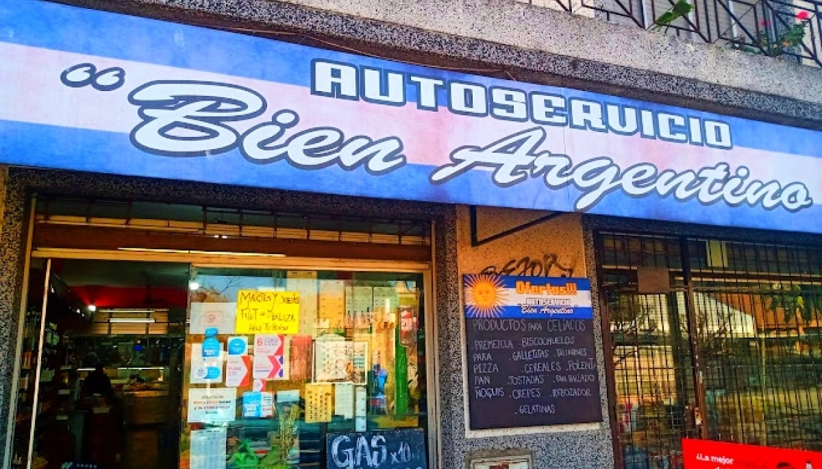 Robó un supermercado, un cliente lo intentó detener y también le tiraron un botellazo
