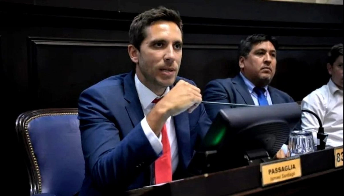 Passaglia juega al límite con el reglamento y busca retener su banca en Diputados de la Provincia