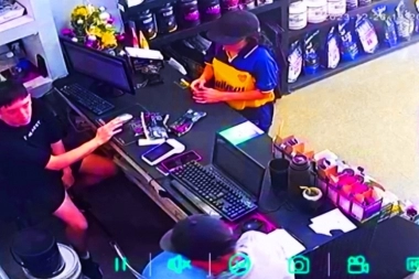 Empleados de un comercio se enfrentaron a las trompadas con una pareja de delincuentes armados