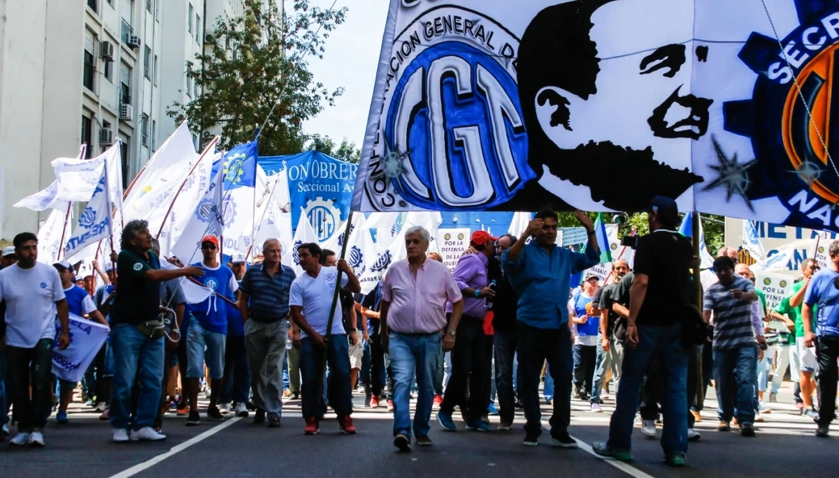 Contra el decretazo de Milei: la CGT convocó a un paro nacional para el 24 de enero