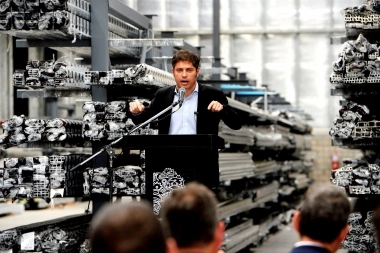 Kicillof durísimo contra Milei: “Es más fácil firmar un decretazo que dedicarse a laburar”