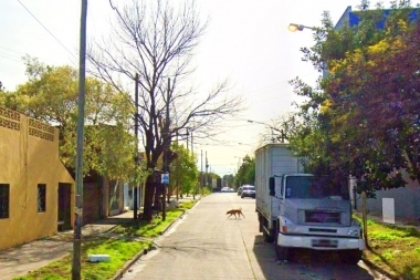 Violentos jóvenes golpearon y arrastraron a una mujer para robarle el automóvil