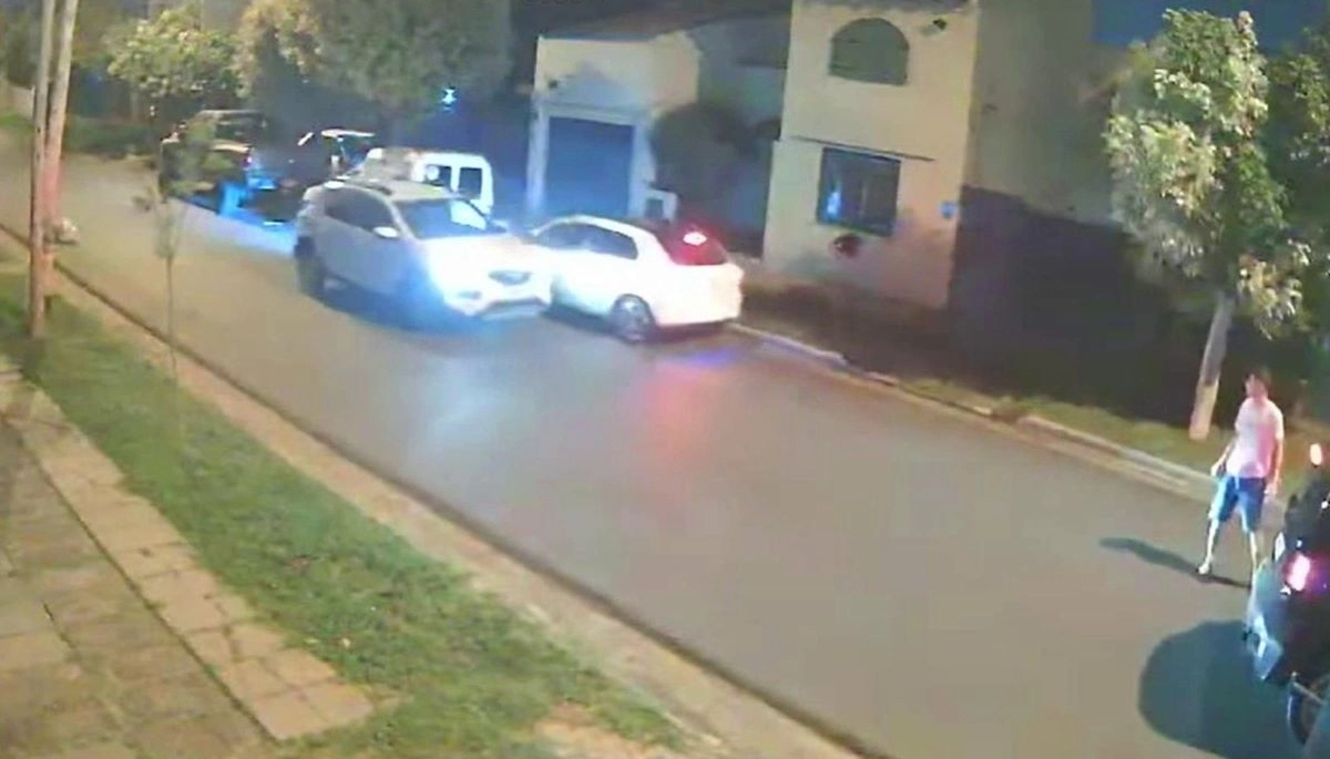 El peor fin de año: pareja fue interceptada por dos vehículos y seis ladrones le sacaron el automóvil