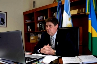 Para neutralizar la crisis, un intendente opositor anunció el pago de $100.000 para municipales