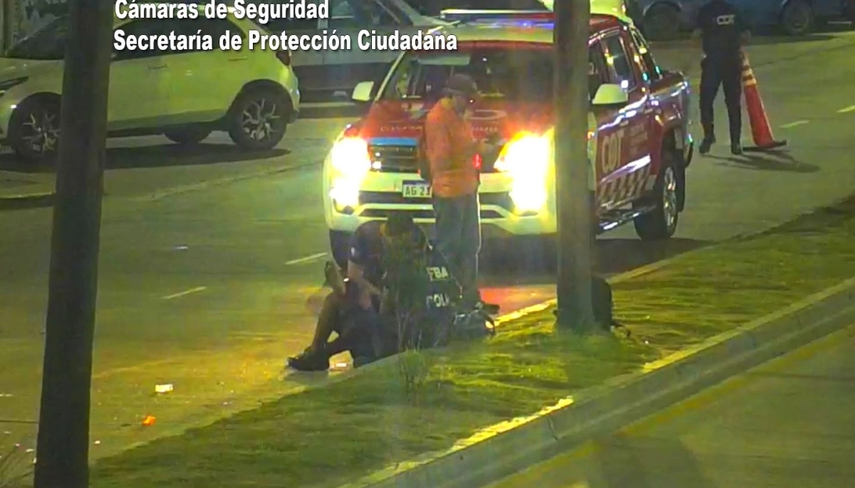Salió de atrás de un colectivo, lo impactó un utilitario y acabó sobre el boulevard
