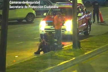 Salió de atrás de un colectivo, lo impactó un utilitario y acabó sobre el boulevard
