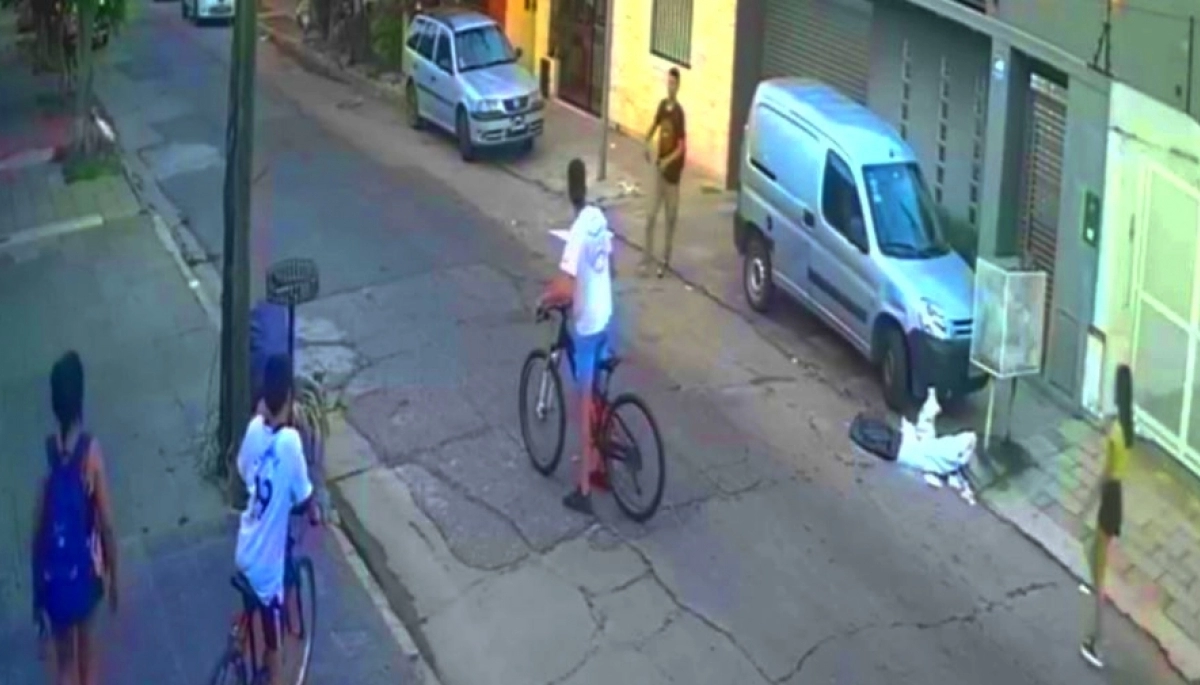 "A quién quemo primero": dijo un ratero que le robó la bicicleta y el teléfono celular a un adolescente
