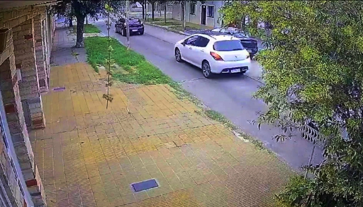 Con la modalidad comando, sujetos armados le cruzaron el auto y lo dejaron a pie