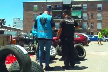 Lo hicieron de goma: detuvieron a un sujeto que vendía neumáticos y llantas robadas en una plaza