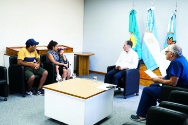 Gray entregó un insumo a una familia de 9 de Abril para un implante coclear