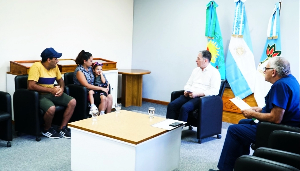 Gray entregó un insumo a una familia de 9 de Abril para un implante coclear
