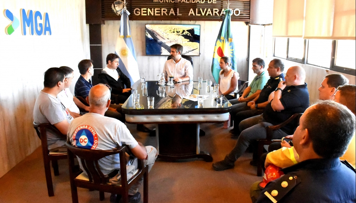 Kicillof fue a Miramar para asegurar despliegue de Provincia y atender afectados  por el temporal