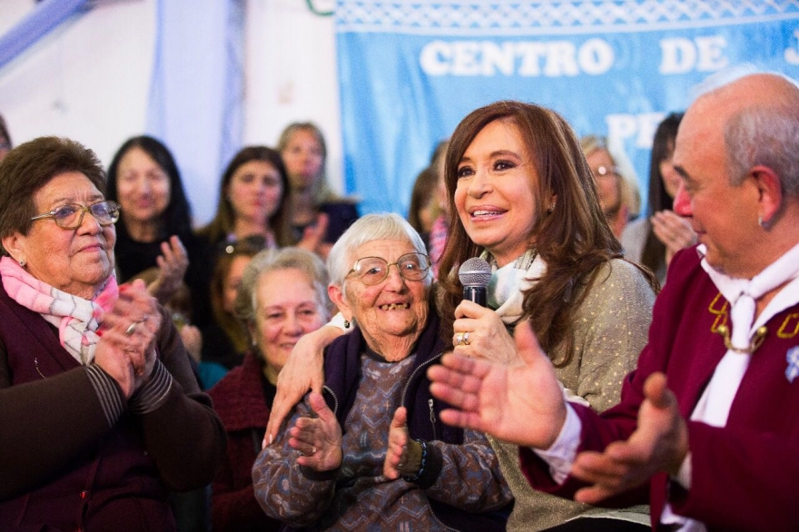 Cristina visitó Lomas de Zamora: junto a jubilados volvió a alertar sobre un "recorte jubilatorio"