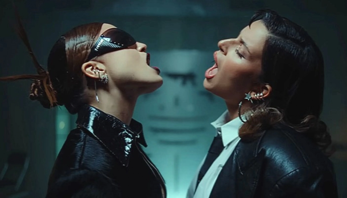 Con referencias a Matrix, Emilia Mernes y Nathy Peluso estrenaron el clip de “JET_Set.mp3”