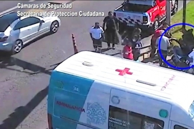 Conductor que se habría distraído cruzó con luz roja y mando a motoquero al hospital