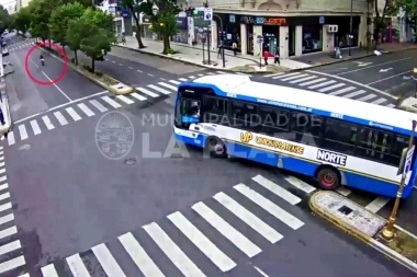 ¿Quién cruzó en rojo? Un motoquero perdió la vida tras chocar contra un ómnibus en el centro de La Plata