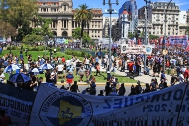 “La Patria no se vende”: Unión por la Patria respaldó el paro de la CGT contra el DNU de Milei
