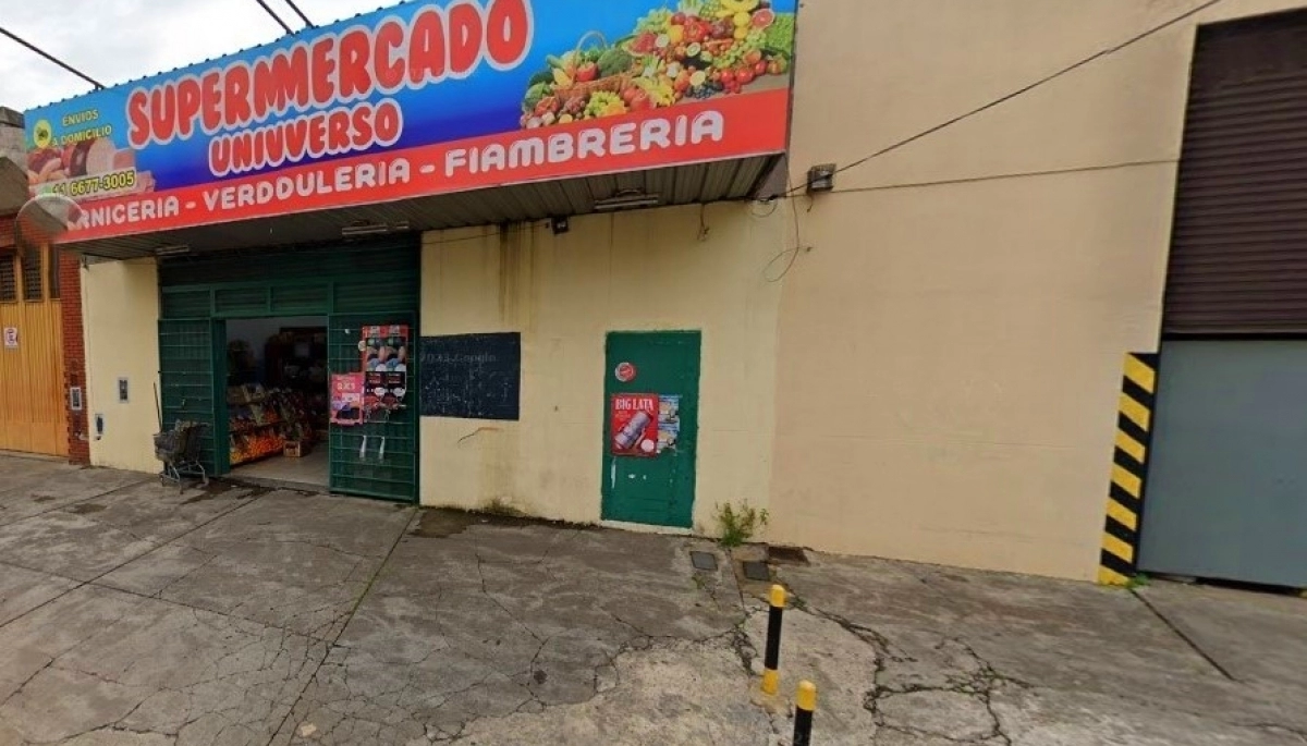 Armados y con el territorio estudiado, tres delincuentes asaltaron un supermercado y a una clienta