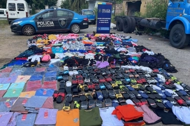 Requisaron tres micros en la Gral. Paz y encontraron 317 millones de pesos en indumentaria falsificada