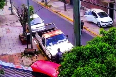 Motochorros asaltaron a la esposa y le dispararon cuando los intentó detener con el martillo de Thor