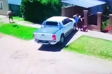 No dan tregua: se detuvo a dialogar con una vecina y dos ladrones le robaron la 4x4