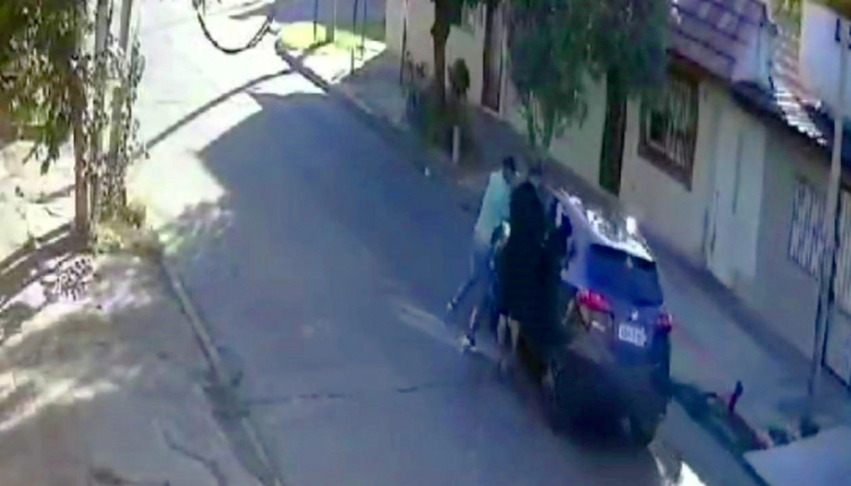 Inseguridad en Lanús: aceleró con un ladrón colgado del auto y chocó contra un árbol