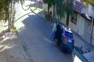 Inseguridad en Lanús: aceleró con un ladrón colgado del auto y chocó contra un árbol