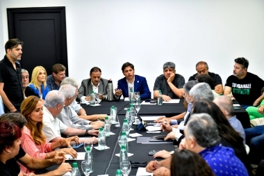 Kicillof lideró una reunión con dirigentes peronistas para ultimar detalles del paro general