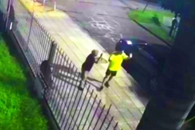 Con golpes y amenazas con armas de fuego, motochorros les robaron el Audi cuando estacionaron