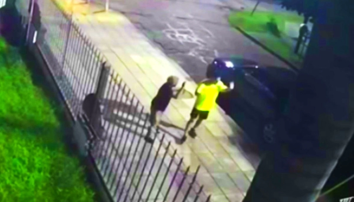 Con golpes y amenazas con armas de fuego, motochorros les robaron el Audi cuando estacionaron