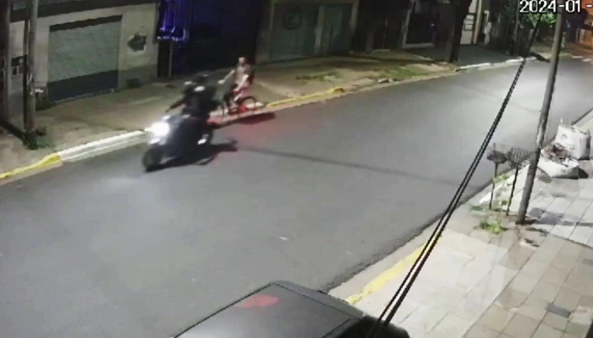 Motochorros rateros, persiguieron y encañonaron a un ciclista en una calle "muy robada"