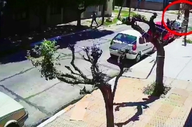 Con la modalidad piraña y durante la tarde, golpearon y robaron a un hombre