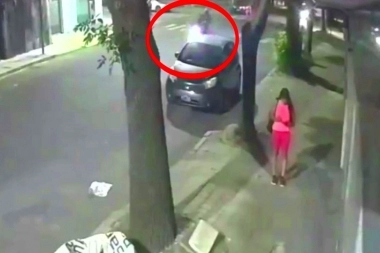 Salvaje ataque de motochorros en pleno centro de La Plata: una joven recibió una brutal golpiza por el celular