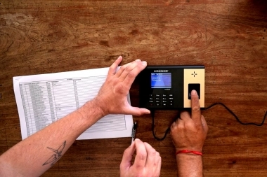 La Plata implementó un sistema biométrico para “ordenar” la asistencia de los empleados municipales