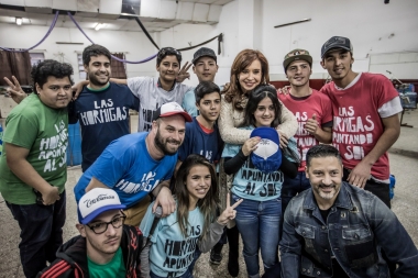 Cristina visitó un club barrial de Merlo y pidió a los votantes “ponerle un límite” al Gobierno