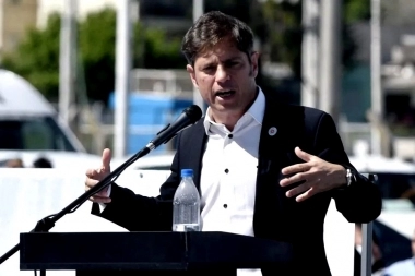 Kicillof accedió a la sugerencia de sus intendentes y fortaleció la entrega de comida en Provincia