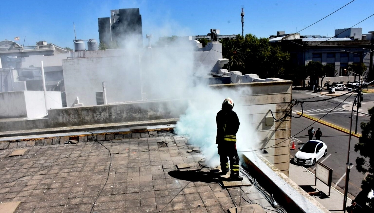 Ola de calor: municipio suspendió actividades por un incendio en el techo de su edificio