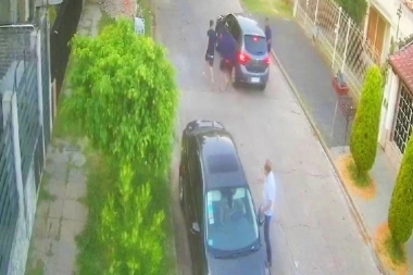 Demencial raid delictivo: en cien metros y un minuto, cinco jóvenes robaron dos vehículos a la carrera