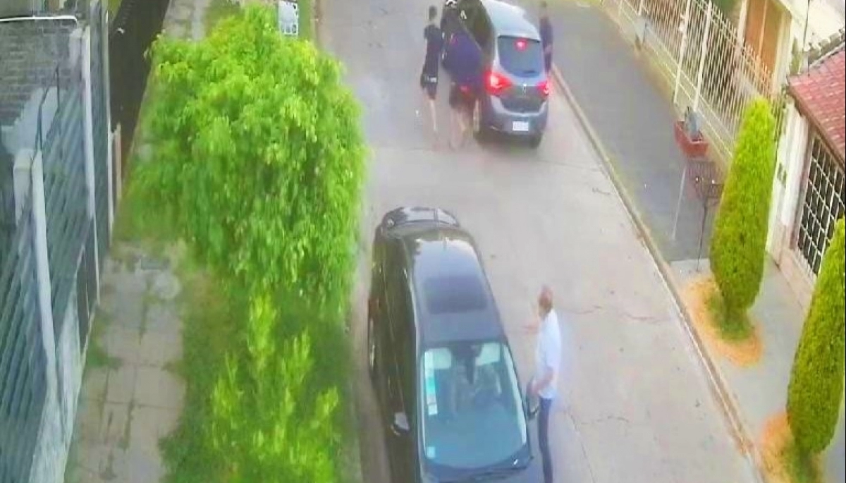 Demencial raid delictivo: en cien metros y un minuto, cinco jóvenes robaron dos vehículos a la carrera