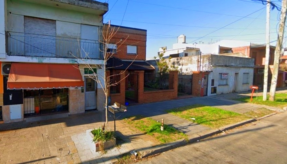 Los vio venir y para evitar el robo del teléfono celular, saltó las rejas y se refugió en una vivienda